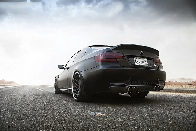 BMW M3 độ sơn đen huyền ảo