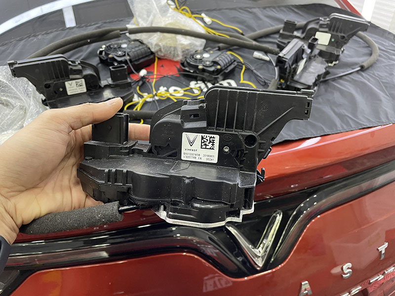 Độ cửa hít tự động cho các dòng xe Vinfast - thương hiệu Master Door do cua hit cho cac dong xe Vinfast thuong hieu Master Door