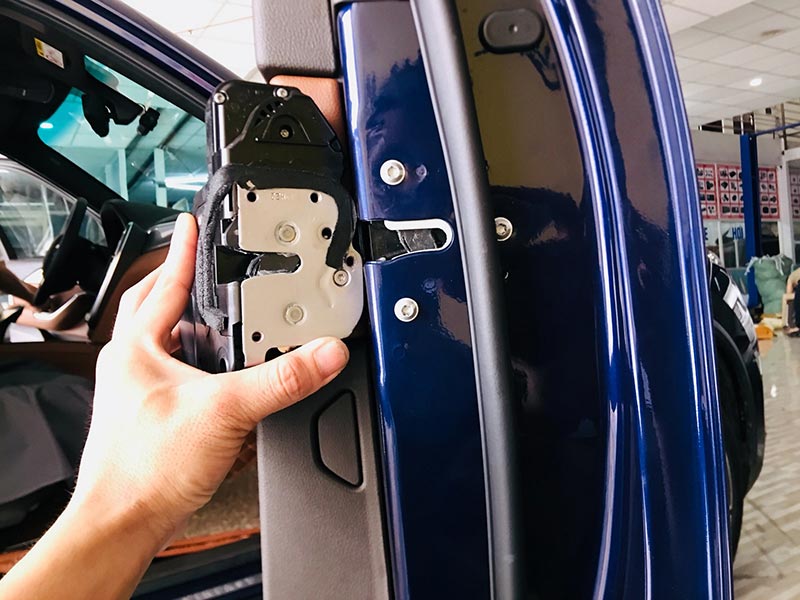 thiet bi cua hit tu dong cho xe o to