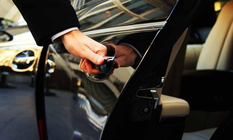 do cua hit tu dong cho xe o to co tac dung gi