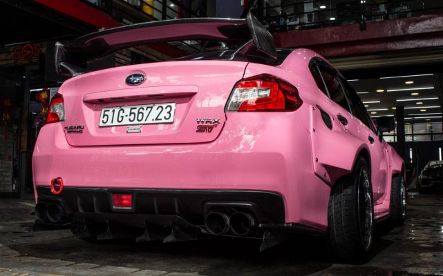 subaru độ màu hồng
