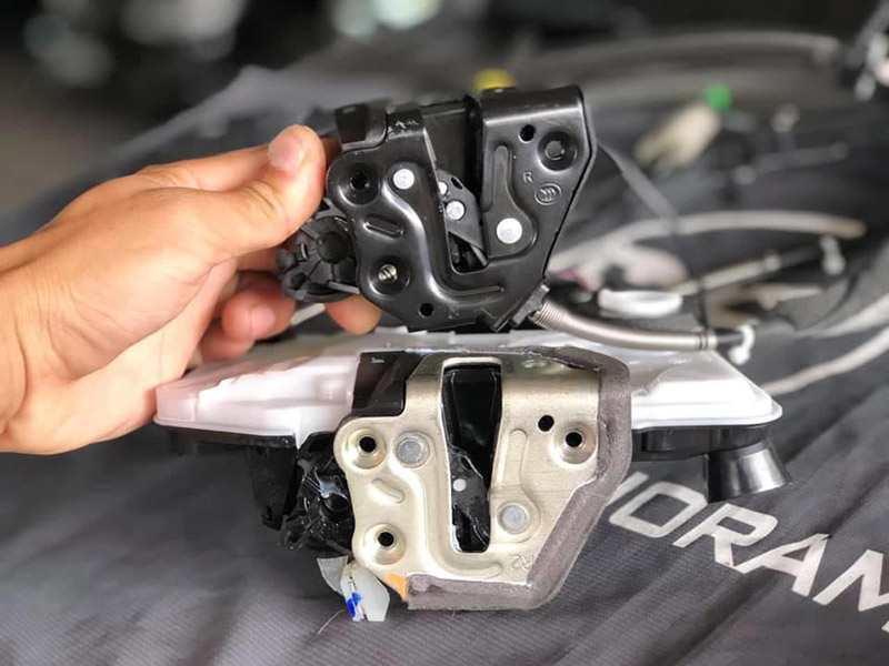 Độ cửa hít tự động cho xe Hyundai Santafe tại HPCar.vn 1 do cua hit tu dong cho xe Hyundai Santafe